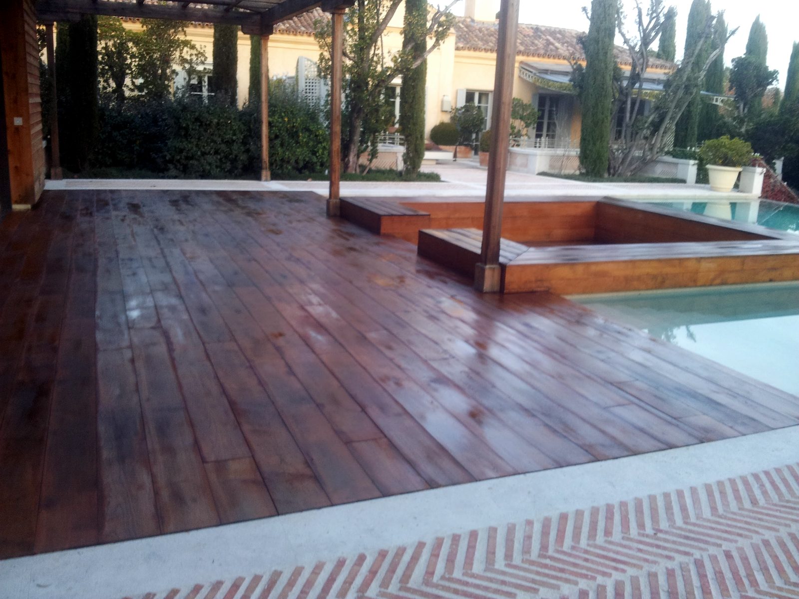 Tarima de madera exterior con piscina, Madrid